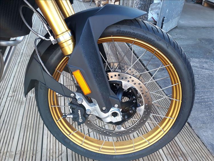 The new 850 has spokes set such that it can take a tubeless tyre