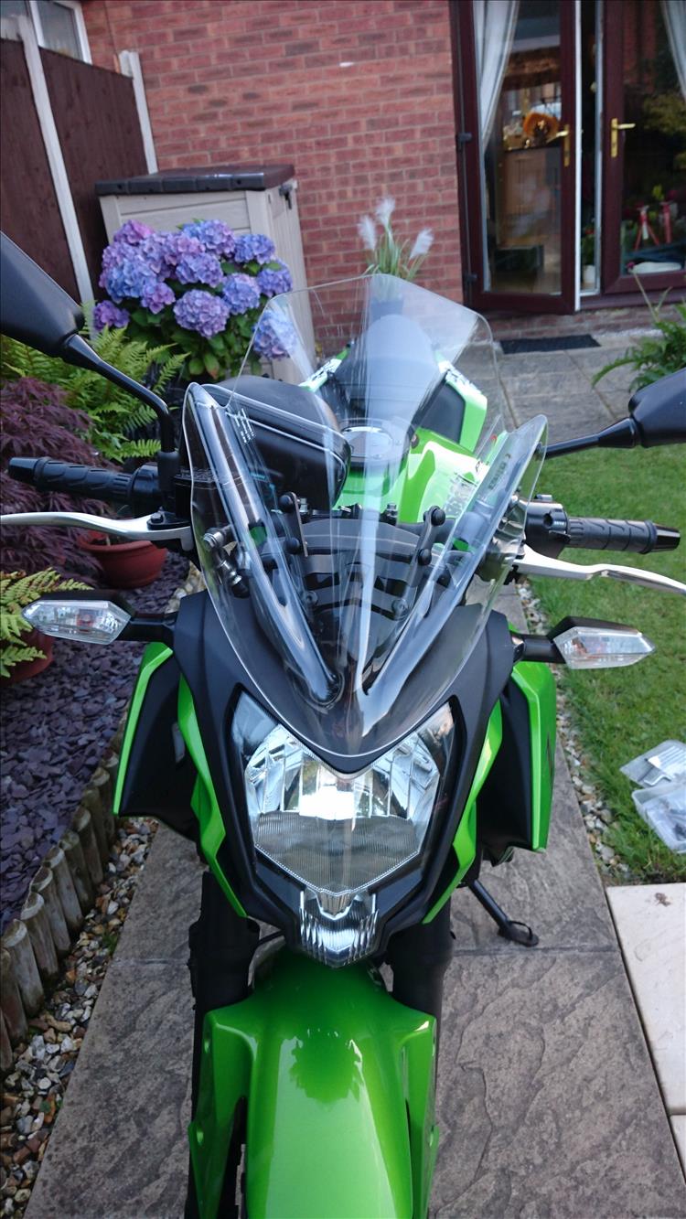 The screen seen from the front of the bike, the lines flow with the headlight cowl