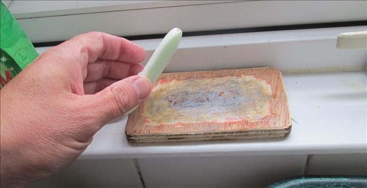 A small piece of ply being used as a soap dish.
