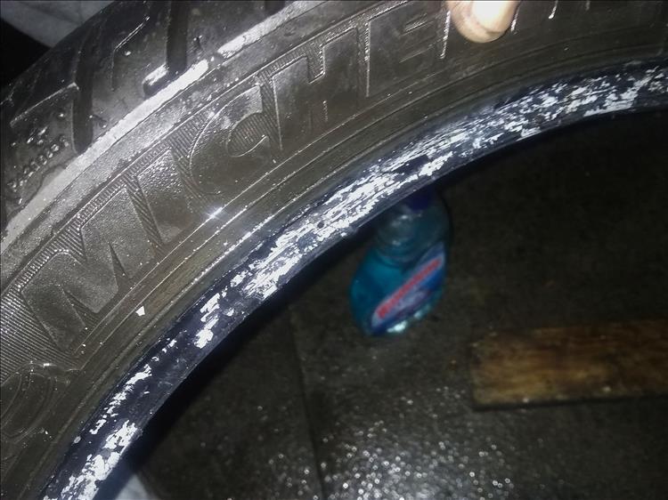 Where the tyre bead touches the rim a lot of paint from the rim is stuck to the tyre