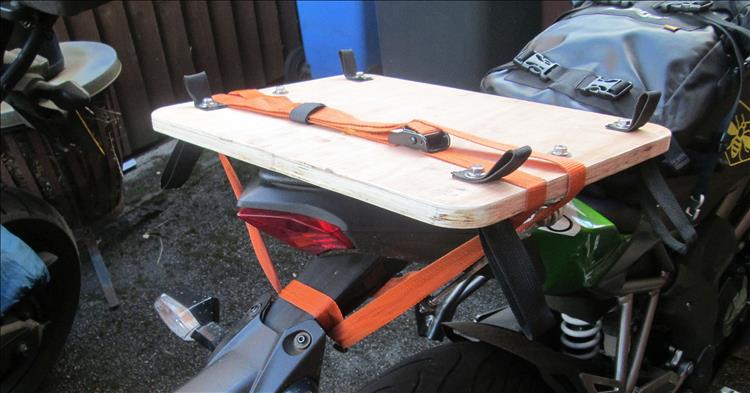 A bright orange strap at the rear of Tour A Plank reduces reotation