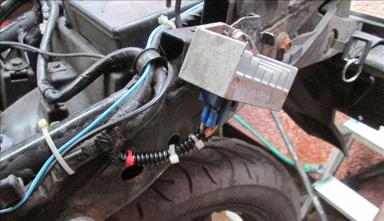 The reggy reccy wires are connected with spade connectors