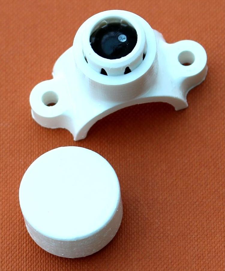 A 3d printed handlebar mount with a small ball inside, containing the compensating magnet