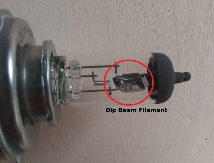 A H4 bulb with the dip filament circled