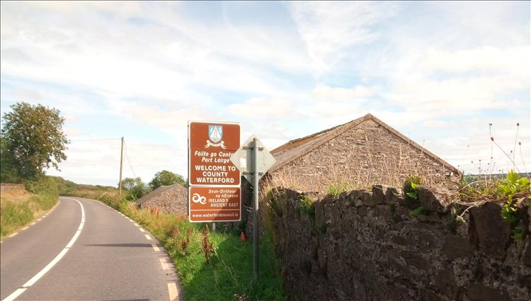 A sign welcoming you to County Wexford along a countryside lane in Ireland