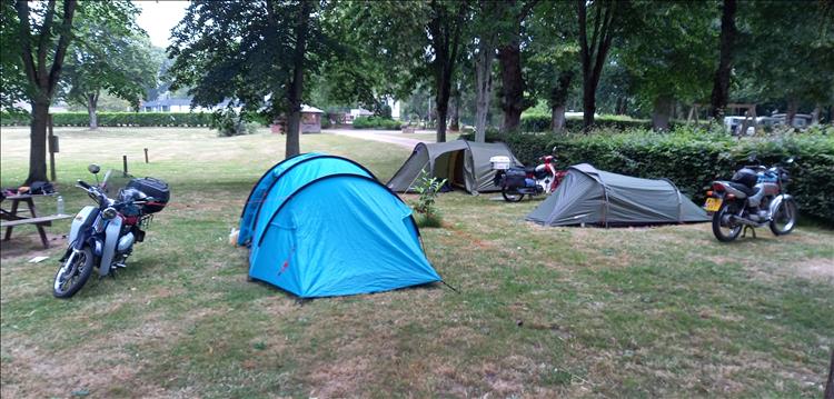 3 125cc motorcycles next to 3 tents at the campsite in France