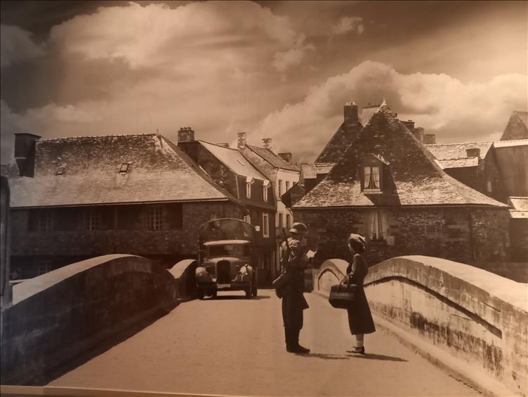 The bridge in black and white with a male and female soldier on the road