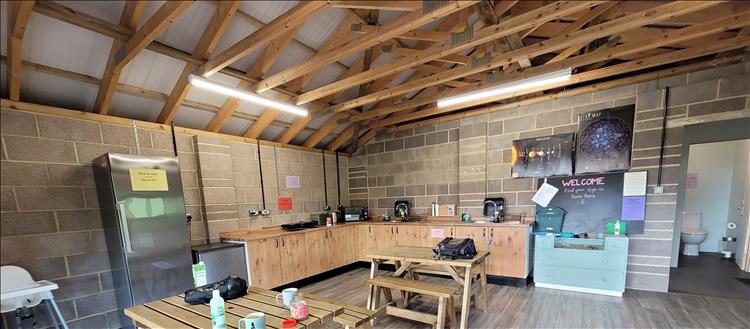 Smart kitchen, wooden table benches and plenty of facilities at the campsite