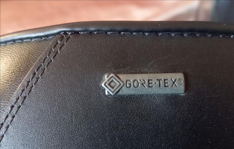 A metal gore-tex logo on the boots