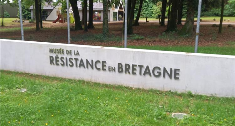The sign on a wall declares this is the Museum of Resistance (in French)