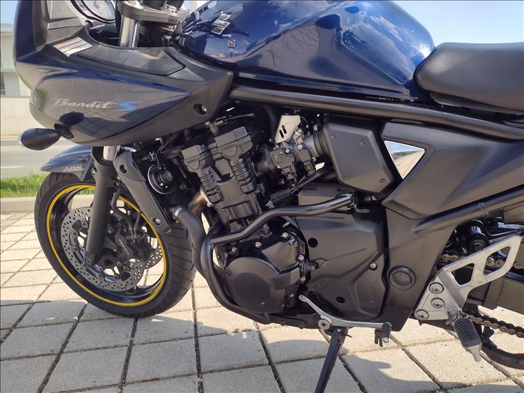Up close to the engine that is shiny black, this bike has engine crash bars too
