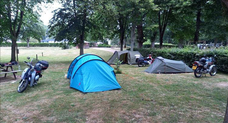 3 125cc motorcycles and 3 tents in Malestroit France