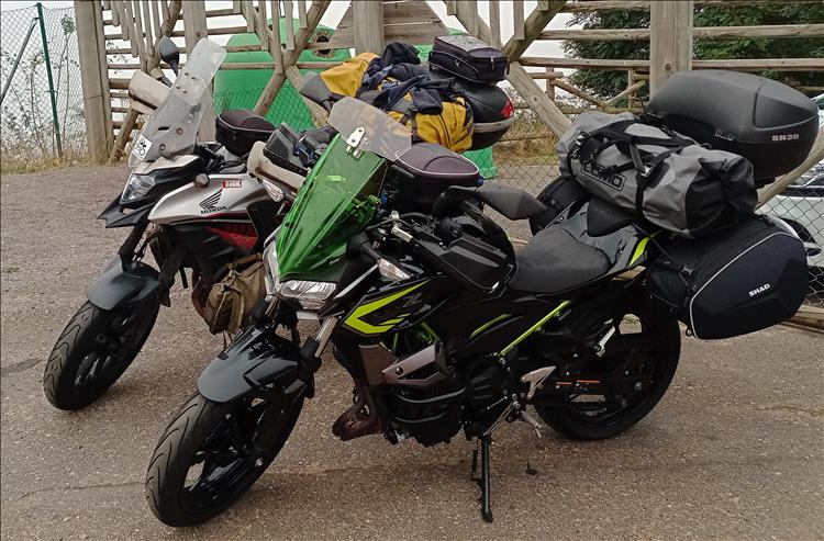 The 2 motorcycles complete with a tonne of luggage