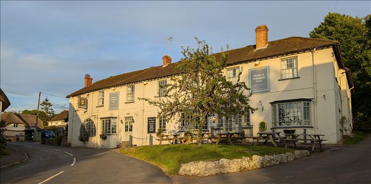 A large long building that is the pub and hotel, the Rose and Crown Ashbury