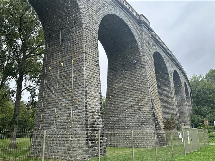 On the stone of the arches are ropes and climbing holds going up