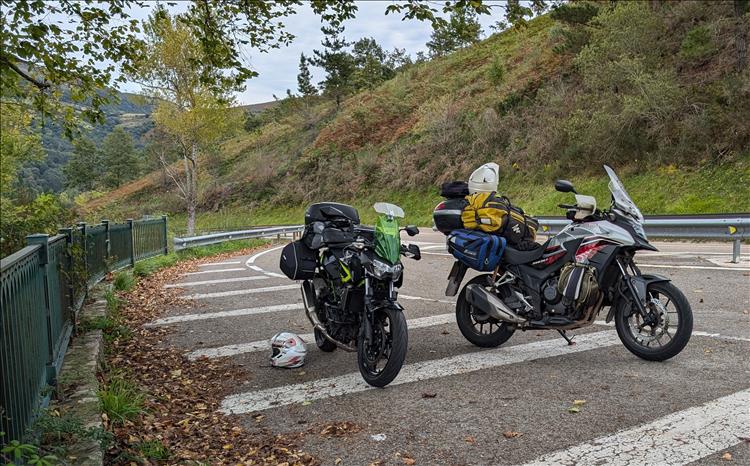 Sharon's Z400 complete with luggage on a steep mountain road in Spain.