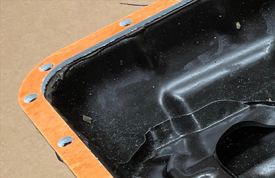 A cork gasket around the edge of a sump pan