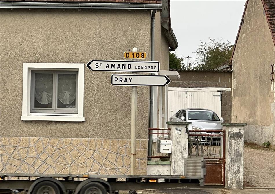 Direction signs in France, on poits to Pray
