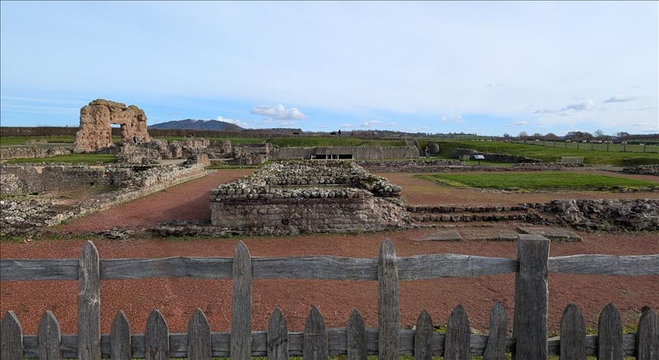 Roman ruins, most of the walls are knee or waist high
