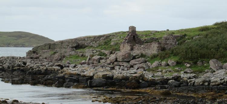 A ruin of a very small home or shelter near the waters at achduart