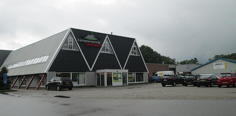 the front of the Kampeerwereld Hendriks shop in harderwijk