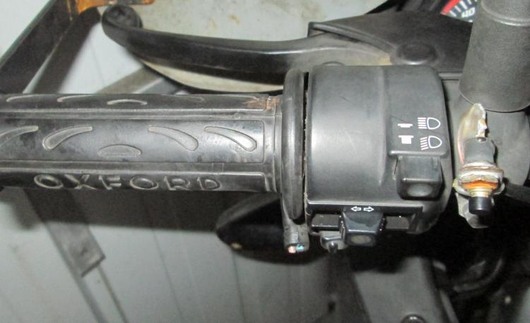 A motorcycle with out choke lever on the bars