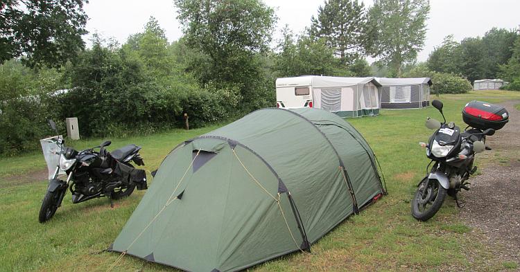 RCN Zeewolde campsite, an bare field with a caravan and our tent