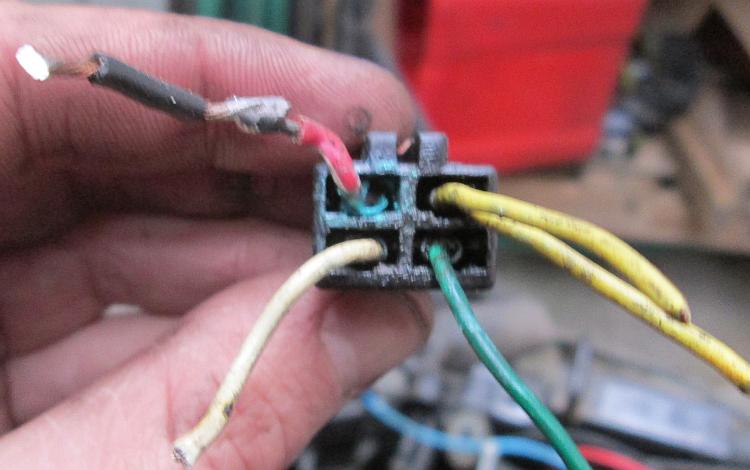 The wiring for the regulator rectifier showing the wire colours and their position in the connector